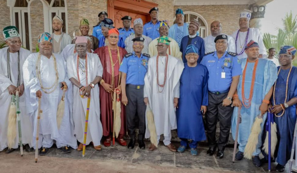 Senator Adeola with HRM Oba Kehinde Olugbenle, Olu of Ilaro and Paramount Ruler of Yewaland; IGP Kayode Egbetokun; and members of the Yewa Traditional Council and leaders during a visit to the private palace of Olu Ilaro.